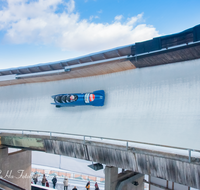 fileadmin/roha/images_galerie/Freizeit-Sport/Bob/SPO-BOB-BGD-0031-D-roha-Sport-Winter-Eis-Vierer-Bob-Berchtesgaden-Koenigsee-Kreisel.png
