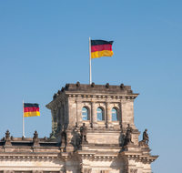 fileadmin/roha/images_galerie/orte_landschaft/Berlin/BERL-REICHST-0006-D-roha-Berlin-Deutscher-Reichstag-Deutschland-Flagge.png