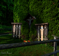 fileadmin/roha/images_galerie/kirche_religion/Teisendorf/KKKM-TEIS-MOOS-0070-1-D-roha-Wegkreuz-Teisendorf-Moosen-Totenbretter.png