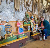 fileadmin/roha/images_galerie/brauchtum/Maibaum/Otting/BR-MAIB-OTT-20-1990-D-roha-Brauchtum-Maibaum-Otting-Malerin.jpg