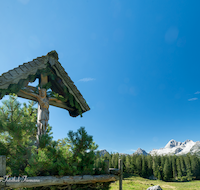 fileadmin/roha/images_galerie/orte_landschaft/Kallbrunn-Alm/KKKM-KALLBR-0005-D-roha-Gipfel-Kreuz-Kallbrunn-Alm-Jesus-Christus.png
