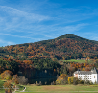 fileadmin/roha/images_galerie/orte_landschaft/Anger/Hoeglwoerth/AN-HOE-0056-05-3900-D-roha-Anger-Hoeglwoerth-Herbst.png