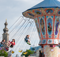 fileadmin/roha/images_galerie/orte_landschaft/Anger/Anger-Kirchweih/AN-KIRCHW-0011-D-roha-Anger-Kirchweih-Kirtag-Kettenkarusell.png