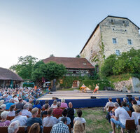 fileadmin/roha/images_galerie/orte_landschaft/Laufen/Theater-Salzachhalle-Salzachfestspiele/LAUF-TRIEB-POLT-2026-2628-D-roha-Laufen-Triebenbach-Salzachfestspiele-Polt.jpg