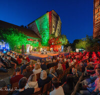 fileadmin/roha/images_galerie/orte_landschaft/Laufen/Theater-Salzachhalle-Salzachfestspiele/LAUF-TRIEB-AUFAWORT-2026-3468-3474-M-D-roha-Laufen-Triebenbach-Salzachfestspiele-AufAWort.jpg