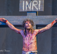 fileadmin/roha/images_galerie/orte_landschaft/Oberammergau/Passion/OBERA-PASS-0358-01-D-roha-Oberammergau-Passion-Spiele-Jesus-Kreuz-Christus-Karfreitag.png