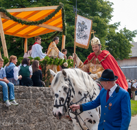 fileadmin/roha/images_galerie/brauchtum/Leonhardiritt/Holzhausen_01/Holzhausen-Ritt-2012/BR-PFRI-HOLZ-PFARR-2012-1111-03-D-roha-Brauchtum-Pferdeumritt-Holzhausen-Teisendorf-Pfarrer-Segen.png