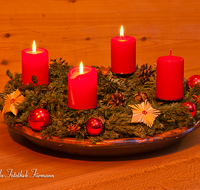 fileadmin/roha/images_galerie/brauchtum/Weihnachten/BR-WEIH-KERZE-AD-KR-0021-D-roha-Brauchtum-Weihnachten-Advent-Kranz-Vier-Kerzen.png