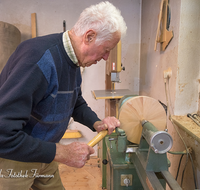 fileadmin/roha/images_galerie/arbeit_technik/Handwerk/HAN-DRECH-0014-D-roha-Handwerk-Drechseln-Eisstock-Werkstatt-Holz.png
