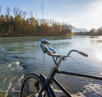 fileadmin/roha/images_galerie/orte_landschaft/Piding/PID-SAALA-0004-D-M-roha-Piding-Saalach-Herbst-Fluss-Fahrrad.png