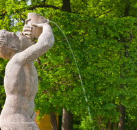 fileadmin/roha/images_galerie/orte_landschaft/Salzburg/Hellbrunn-Steintheater/SA-HELLBR-0006-2-D-roha-Salzburg-Schloss-Hellbrunn-Park-Brunnen-Marmor-Statue.png
