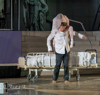fileadmin/roha/images_galerie/orte_landschaft/Salzburg/Jedermann/2017/SA-KU-JEDERM-2017-2214-02-D-roha-Salzburg-Festspiele-Jedermann-Theater-Gute-Werke-Moretti.png