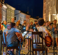 fileadmin/roha/images_galerie/orte_landschaft/Teisendorf/Teisendorf-Markt/TEI-MA-PARTY-2024-2127-1-D-roha-Teisendorf-Marktstraße-zamkemma.jpg