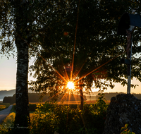 fileadmin/roha/images_galerie/orte_landschaft/Saaldorf/SON-AU-KKKM-ABTS-GA-0005-D-roha-Sonnenaufgang-Wegkreuz-Abtsdorf-Gastag.png