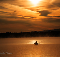 fileadmin/roha/images_galerie/orte_landschaft/Waging/STIM-WAG-SEE-0008-D-roha-Waging-See-Fischer-Stimmung-Nebel-Boot.png