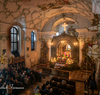 fileadmin/roha/Interessantes-in-Kurzform/BR-HEILIGGR-HOEGLW-AND-0003-02-2017-0815-D-roha-Brauchtum-Karfreitag-Kirche-Heiliggrab-Hoeglwoerth-Andacht.png