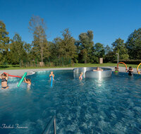 fileadmin/roha/images_galerie/orte_landschaft/Teisendorf/Schwimmbad/TEI-SCHWIMMB-2025-9-9212-D-roha-Teisendorf-Schwimmbad.jpg