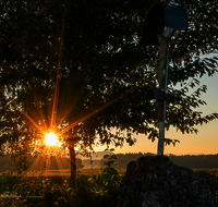 fileadmin/roha/images_galerie/kirche_religion/Saaldorf/SON-AU-KKKM-ABTS-GA-0004-D-roha-Sonnenaufgang-Wegkreuz-Abtsdorf-Gastag.png