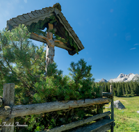 fileadmin/roha/images_galerie/orte_landschaft/Kallbrunn-Alm/KKKM-KALLBR-0006-D-roha-Gipfel-Kreuz-Kallbrunn-Alm-Jesus-Christus.png