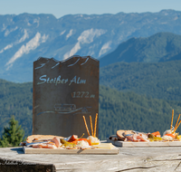 fileadmin/roha/images_galerie/orte_landschaft/Stoisser-Alm/Stoisser-Alm-kulinarisch/TEI-STO-GAS-0007-0256-D-roha-Teisendorf-Stoisseralm-Brotzeit-Berge.png