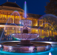 fileadmin/roha/images_galerie/orte_landschaft/Bad-Reich-Kurgarten-Beleuchtung/BAD-REI-KURGARBEL-0001-21-D-roha-Bad-Reichenhall-Kurgarten-Beleuchtung-Brunnen-Wasser-Licht.png