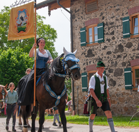 fileadmin/roha/images_galerie/brauchtum/Leonhardiritt/Holzhausen_01/Holzhausen-Ritt-2019/BR-PFRI-HOLZ-2019-1058-01-D-roha-Brauchtum-Pferdeumritt-Leonhardiritt-Holzhausen.png