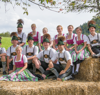 fileadmin/roha/images_galerie/brauchtum/Tracht/Trachtenverein_Anger/BR-TRACH-ANG-STROHB-0003-D-roha-Brauchtum-Tracht-Anger-Hoeglwoerth-Strohballen-Fuermann-Alm.png