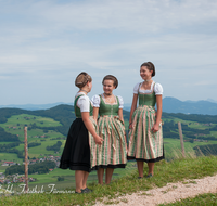 fileadmin/roha/images_galerie/brauchtum/Tracht/BR-TRACH-PID-DIR-0007-D-roha-Brauchtum-Tracht-Piding-Staufenecker-Dirndl-Fuermann-Alm.png