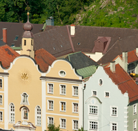 fileadmin/roha/images_galerie/orte_landschaft/Burghausen/BURGH-STADT-0006-D-roha-Burghausen-Altstadt-Fassade-Dach.png