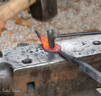 fileadmin/roha/images_galerie/arbeit_technik/Handwerk/HAN-SCHMIED-0070-D-roha-Handwerk-Kunst-Schmied-Feuer-schmieden-Hoeglwoerth.png