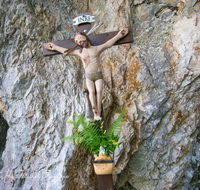 fileadmin/roha/images_galerie/kirche_religion/Berchtesgaden/KKKM-BGD-FUNT-0002-D-roha-Wegkreuz-Berchtesgaden-Nationalpark-Funtensee-Fels.png