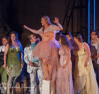 fileadmin/roha/images_galerie/orte_landschaft/Salzburg/Jedermann/2017/SA-KU-JEDERM-2017-2140-04-D-roha-Salzburg-Festspiele-Jedermann-Theater-Buhlschaft-Reinsperger.png