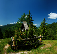 fileadmin/roha/images_galerie/orte_landschaft/Schleching/SCHLECH-OBER-BRU-ALM-0011-D-P-roha-Schleching-Oberauer-Brunst-Alm-Kreuz.png