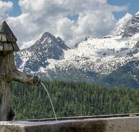 fileadmin/roha/images_galerie/orte_landschaft/Kallbrunn-Alm/LANDA-BRUN-KALLB-0001-D-roha-Landart-Brunnen-Wasser-Kallbrunn-Alm.png