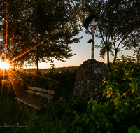 fileadmin/roha/images_galerie/stimmung-Sonne/Sonnenaufgang/SON-AU-KKKM-ABTS-GA-0001-D-roha-Sonnenaufgang-Wegkreuz-Abtsdorf-Gastag.png