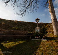 fileadmin/roha/images_galerie/kirche_religion/Teisendorf/KKKM-TEIS-ROSS-0012-D-roha-Wegkreuz-Teisendorf-Rossdorf-Bank.png