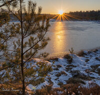 fileadmin/roha/images_galerie/orte_landschaft/Petting/Schoenramer-Moor/SON-UN-SCHOEN-WI-1-7499-D-roha-Sonnenuntergang-Schoenrammer-Moor-See-Winter.jpg