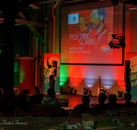fileadmin/roha/images_galerie/orte_landschaft/Freilassing/Freilassing-Lokwelt/FREIL-LOKW-POET-1-2125-D-roha-Freilassing-Lokwelt-Poetry-Slam.png