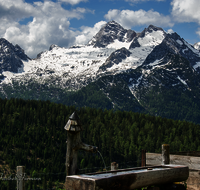 fileadmin/roha/images_galerie/orte_landschaft/Kallbrunn-Alm/KALLB-ALM-0042-D-roha-Kallbrunn-Alm-Gebirge-Brunnen.png
