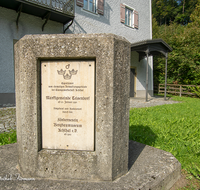 fileadmin/roha/images_galerie/orte_landschaft/Teisendorf/IN-Achthal/TEI-ACHT-0023-D-roha-Teisendorf-Achthal-Museum-Gedenktafel.png