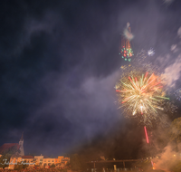 fileadmin/roha/images_galerie/brauchtum/Sonnwendfeuer/BR-SONNW-LAUF-2023-2250-3-D-roha-Brauchtum-Sonnwend-Feuerwerk-Sunnawendhansl-Laufen.png