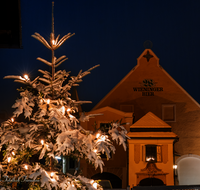 fileadmin/roha/images_galerie/orte_landschaft/Teisendorf/Teisendorf-Markt/TEI-MA-WIEN-0009-D-roha.-Teisendorf-Markt-Wieninger-Brauerei-Weihnachten-Christbaum.png