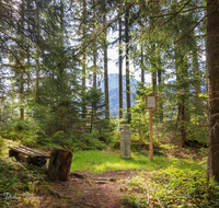 fileadmin/roha/images_galerie/orte_landschaft/Anger/Anger/Anger-Landschaft/AN-HIRSCHL-GRENZST-0016-D-roha-Anger-Grenzstein-Hirschlacke.png