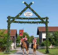 fileadmin/roha/images_galerie/brauchtum/Leonhardiritt/Holzhausen_01/Holzhausen-ritt-2025/BR-PFRI-HOLZ-2025-1-0818-1-D-roha-Brauchtum-Leonhardiritt-Holzhausen-Teisendorf.png