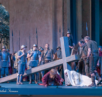 fileadmin/roha/images_galerie/orte_landschaft/Oberammergau/Passion/OBERA-PASS-0289-2022-01-D-roha-Oberammergau-Passion-Spiele-Jesus-Kreuz-Christus-Karfreitag-Kreuzweg.png