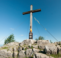 fileadmin/roha/images_galerie/orte_landschaft/Aschau/ASCHAU-KAMP-KR-0001-02-D-roha-Aschau-Kampenwand-Chiemsee-Kreuz.png