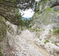 fileadmin/roha/images_galerie/orte_landschaft/Berchtesgaden/Marktschellenberg-Ettenberg/BGD-ALMB-KL-THE-0005-D-roha-Berchtesgaden-Almbachklamm-Untersberg.png