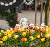 fileadmin/roha/images_galerie/brauchtum/Ostern/BR-OST-BRUN-EI-0013-04-D-roha-Brauchtum-Osterbrunnen-Bad-Reichenhall-Florianiplatz-Osterei-Straussenei.png