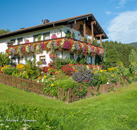 fileadmin/roha/images_galerie/architektur-Haeuser/HAEU-0001-1-D-roha-Haus-Blumenschmuck-Anger-Irlberg.png