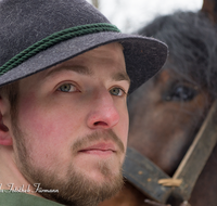 fileadmin/roha/images_galerie/Landwirtschaft/Forst-Holzknecht/HOLZKNE-HAM-PFERD-0015-1147-04-D-roha-Holzknecht-Pferd-Winter-Siegsdorf-Hammer-Winterzug.png